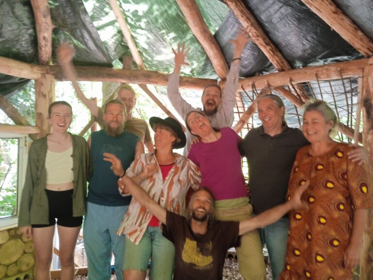 Das Bauteam freut sich über eine gelungene Bauwoche