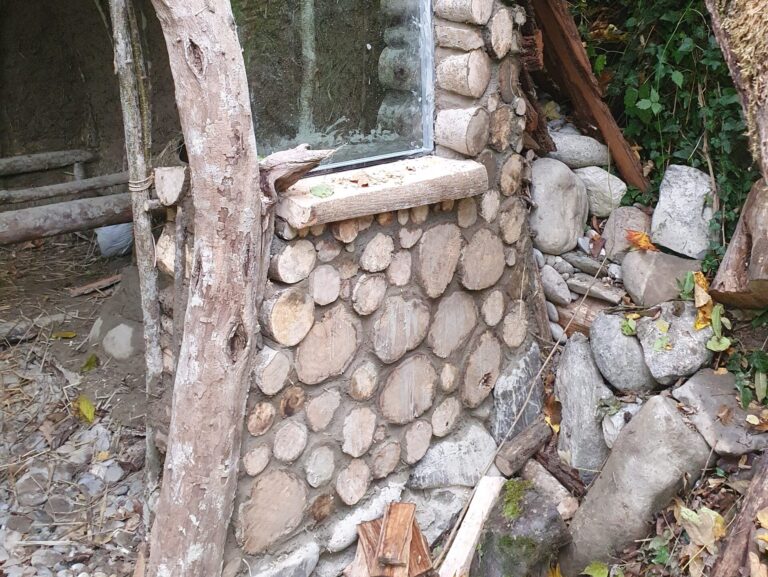 Cordwood zwischen wilden Trägern