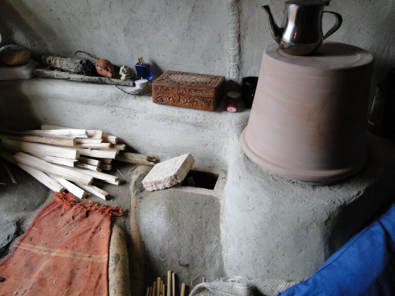 Ein kleiner Rocket Stove im Mini-Erdhaus