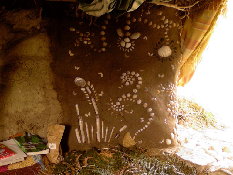 Mosaik aus Muschelschalen im Lehm Feinputz
