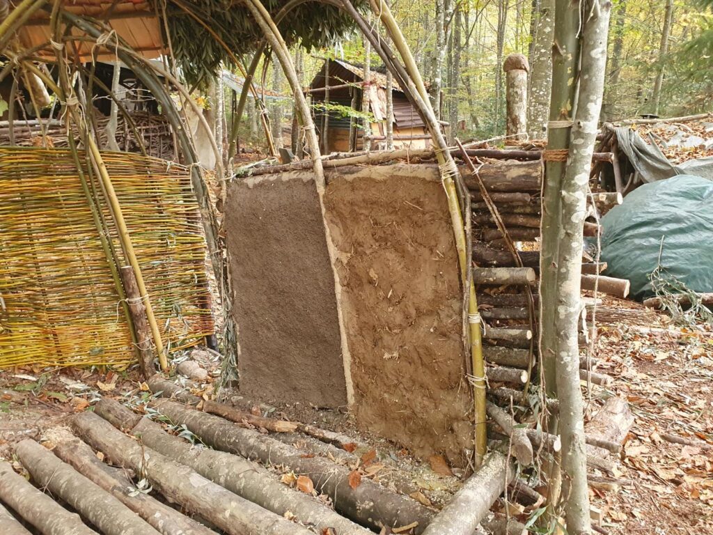 stacked wall, teilweise verputzt, links mit feinputz