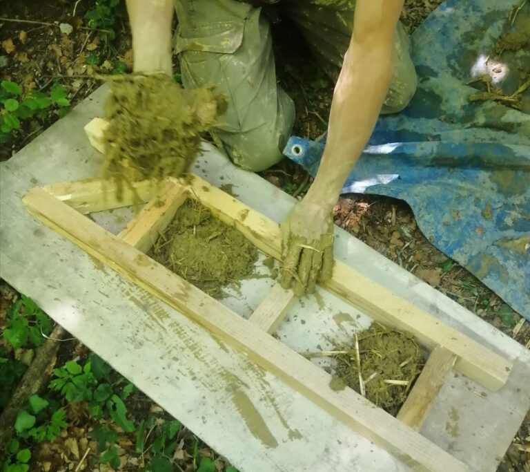 Strohlehm Ziegel fertigen mit Holzrahmen
