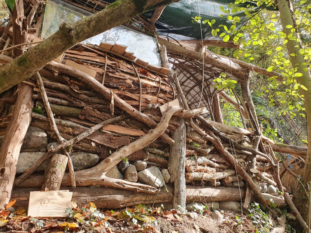 Wilde aussenseite einer Stacked Wall mit Fenster