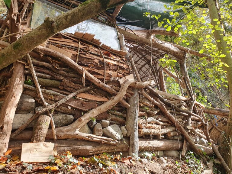 Wilde aussenseite einer Stacked Wall mit Fenster