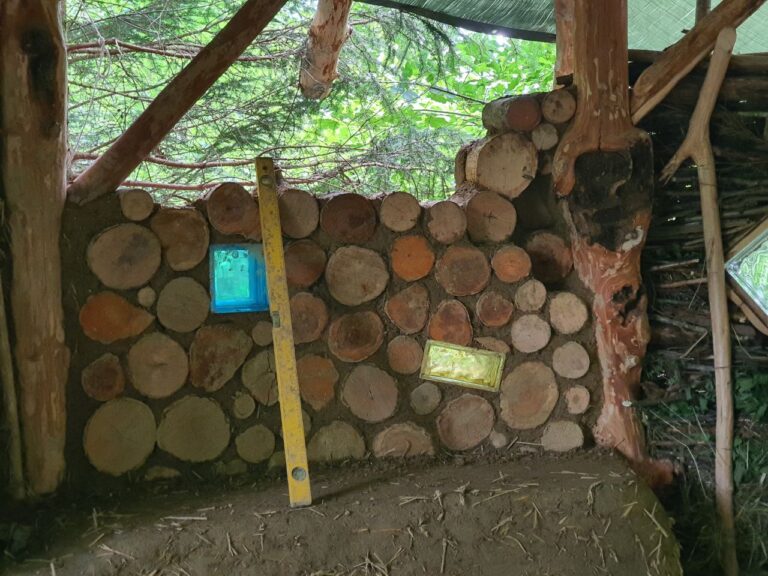 Cordwood-Wand mit Glas