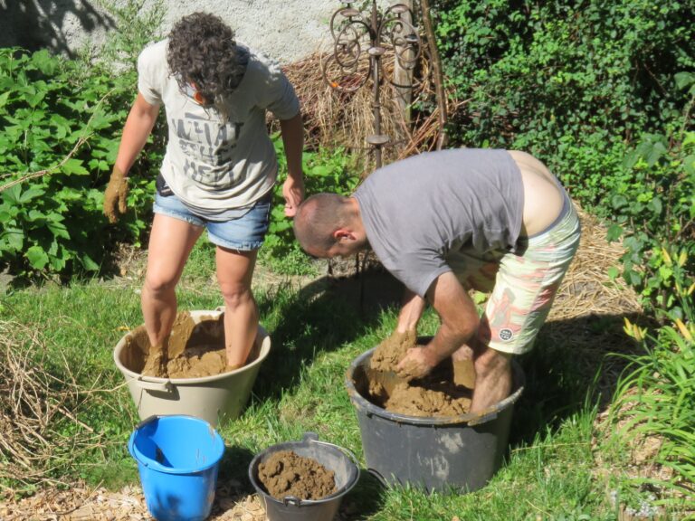 Naturlehm aufbereiten ist arbeitsaufwändig