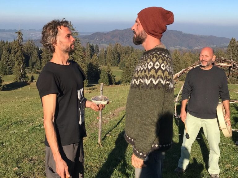 Ein Blick in die Augen und etwas reinigender Rauch ergibt ein guter Start ins Ritual