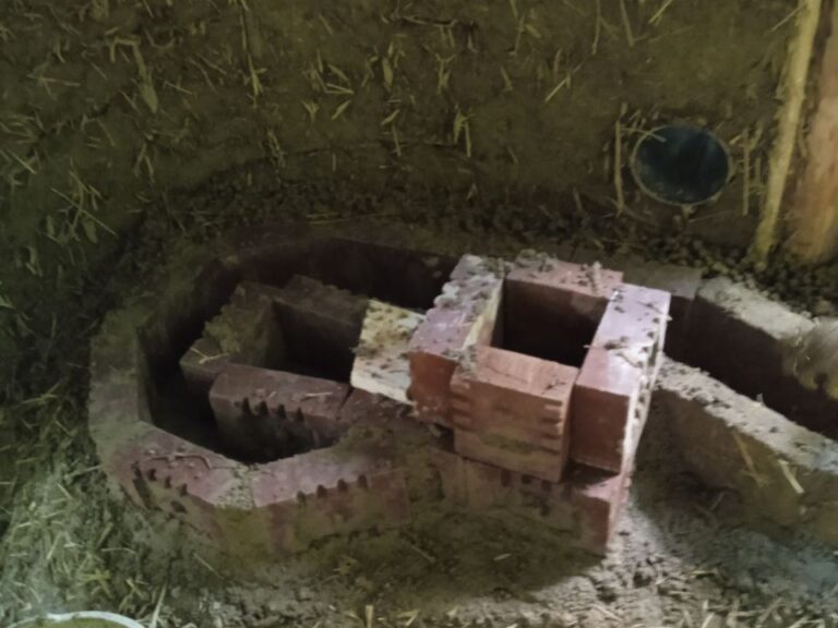 das fundament eines Rocket Mass Heaters mit Brennkammer und Rauchabzug